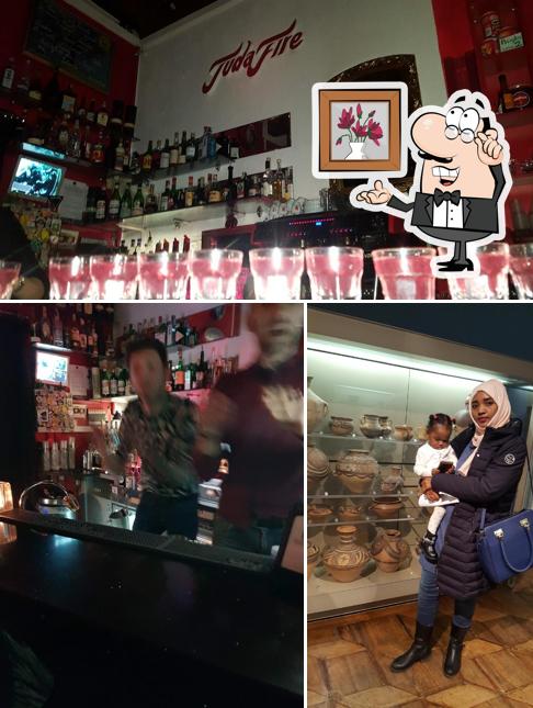 Dai un'occhiata agli interni di Judafire Music Café