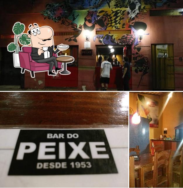 Sente em uma das mesas no Bar do Peixe