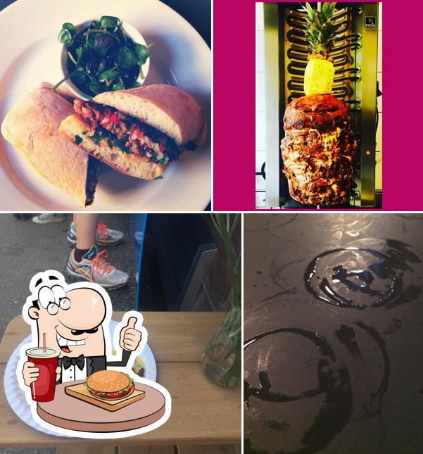 Ordina un hamburger a Central Bar