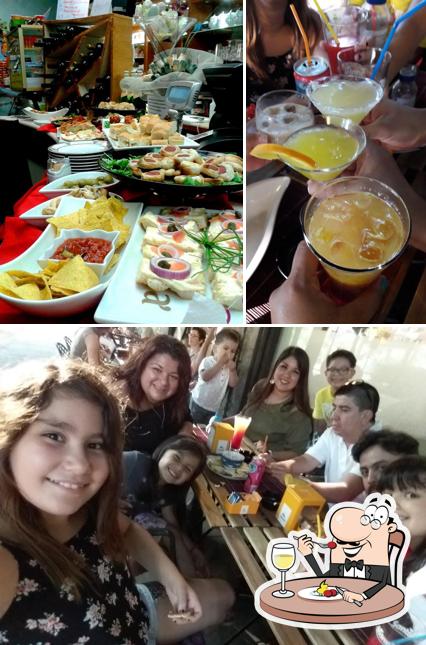 La cibo e tavolo da pranzo del ristorante