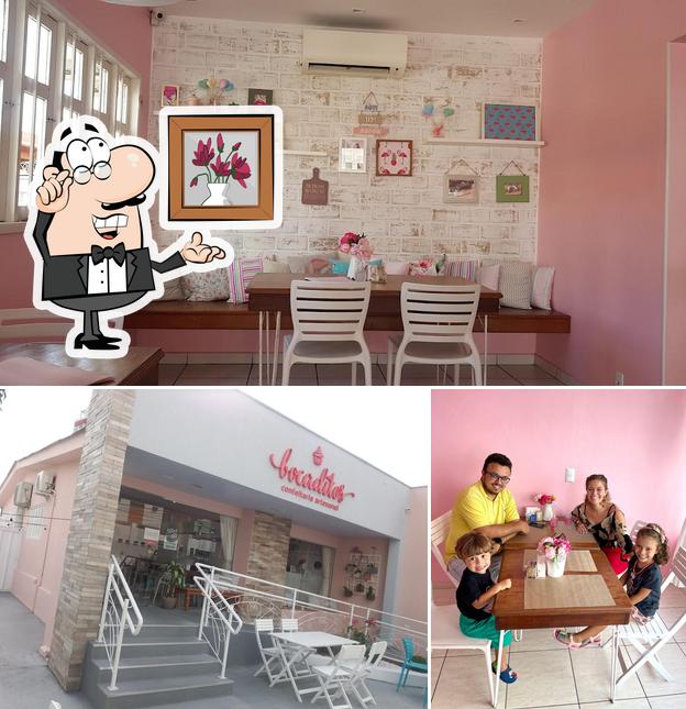 Sente em uma das mesas no Bocaditos Confeitaria e Cafeteria