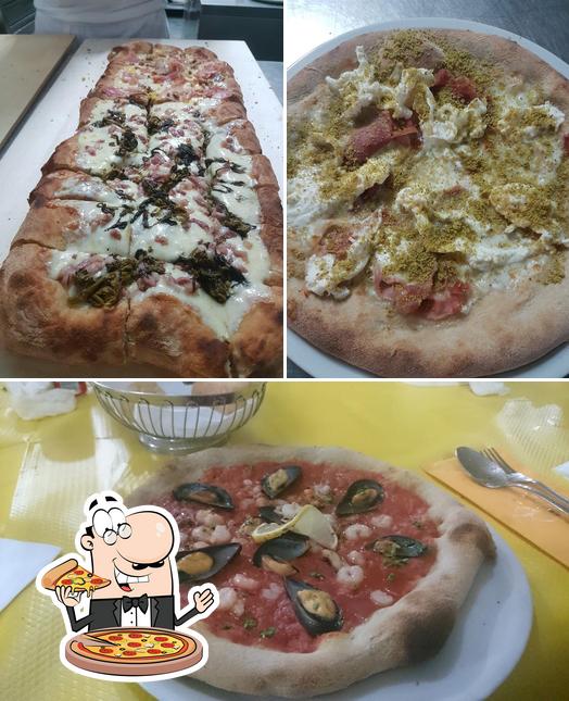 Scegli una pizza a The Jungle Beach Club