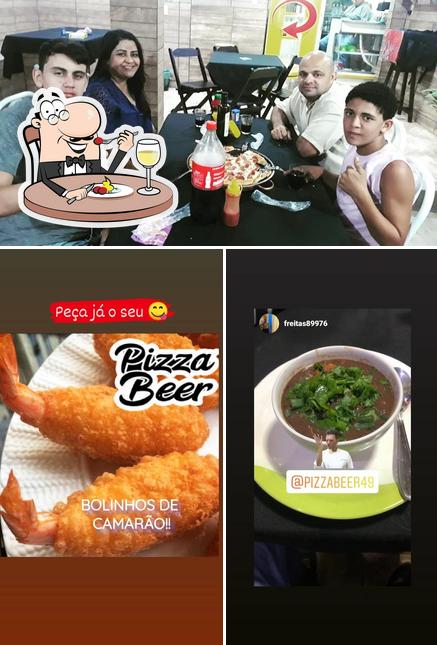 Dê uma olhada a imagem mostrando comida e interior no Pizza Beer