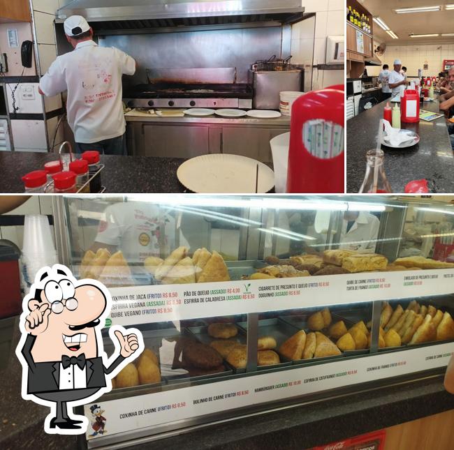 A foto da interior e bebida no Tio Patinhas Lanches