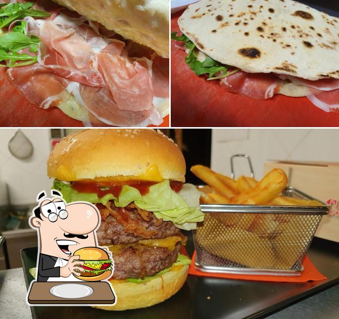 Ordina un hamburger a Perbacco Pub