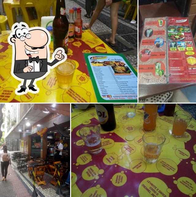 O interior do Bar Dois Irmaos