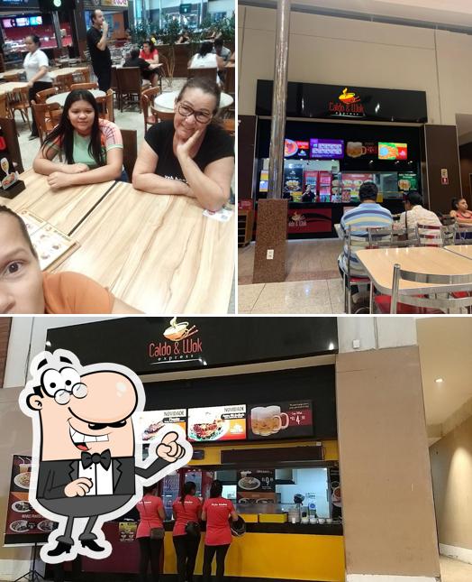 Sente em uma das mesas no Caldo & Wok