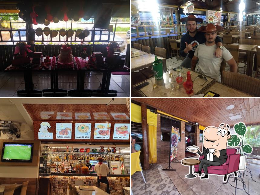 Sente em uma das mesas no Paraíba Carne de Sol