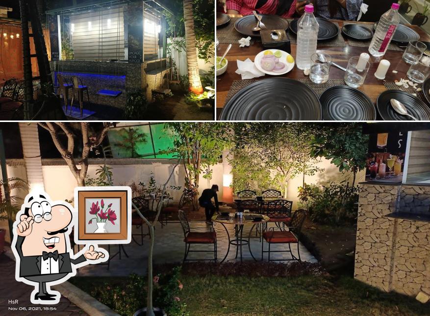 Take a seat at one of the tables at De Courtyard