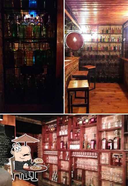 Jetez un coup d’œil à l'extérieur de Persha P'yalʹnya Na Dnipri