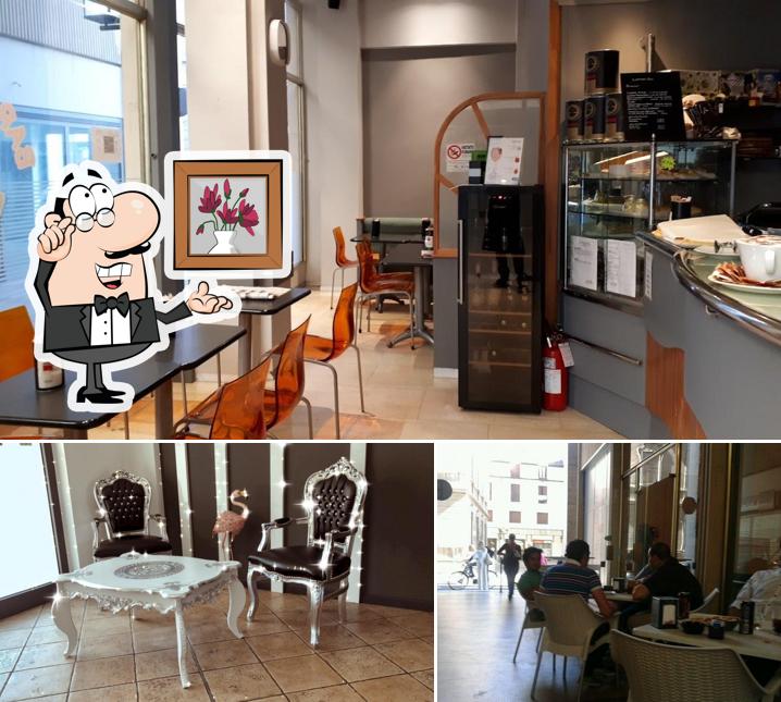 Siediti a un tavolo di bar della borsa