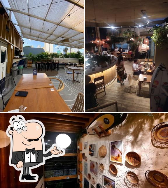 Sente em uma das mesas no Vista Corona - Pinheiros