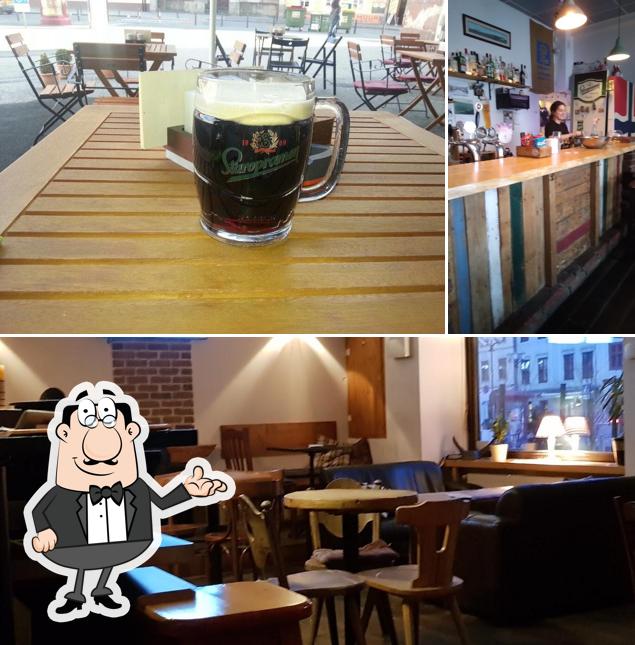 Siediti a un tavolo di The Living Room