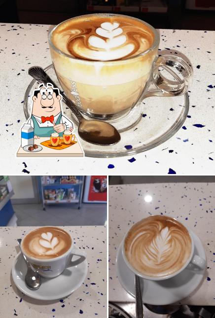 Goditi qualcosa da bere a bomber bar