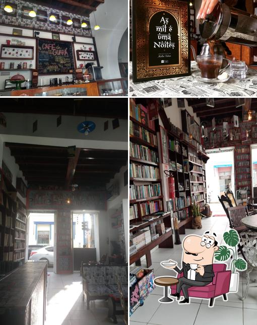 Sente em uma das mesas no Café Guará