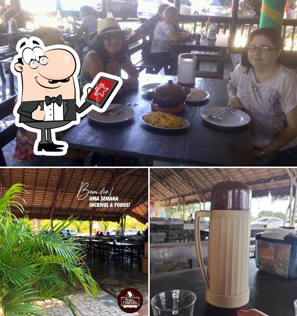 Confira a foto ilustrando exterior e mesa de jantar a Restaurante Maria Chiquinha