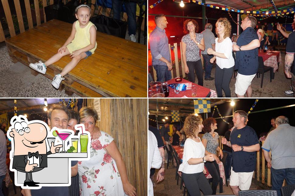 Tra le diverse cose da Calcio club Dubliners A TUTTA BIRRA si possono trovare la bancone da bar e interni