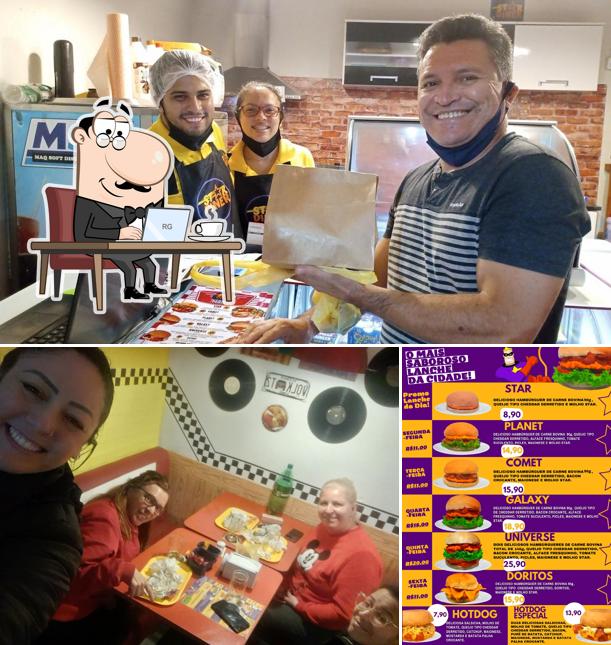 A interior e cidadãos do restaurante