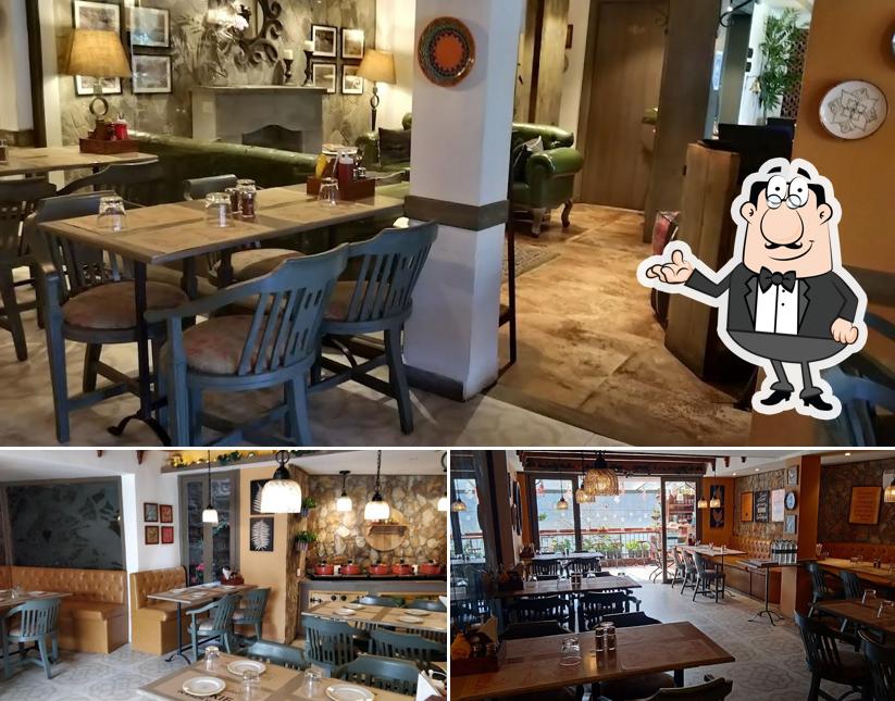 Take a seat at one of the tables at Café LakeSide