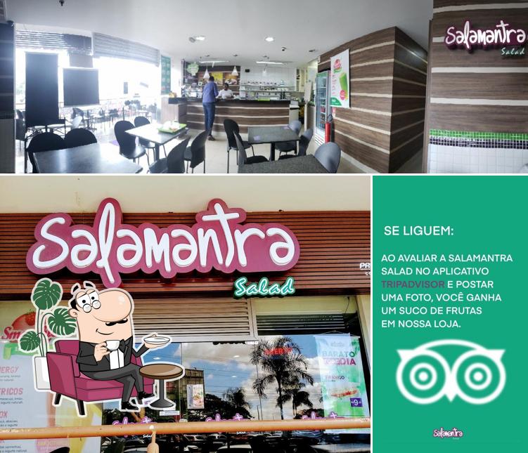 Sente em uma das mesas no Salamantra Salad