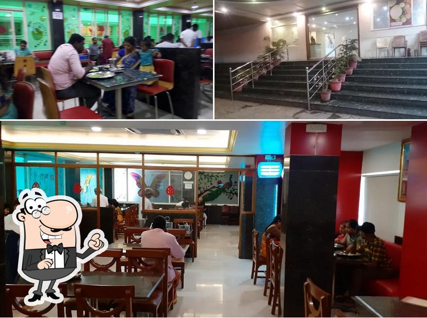 Take a seat at one of the tables at Saravana Bhavan