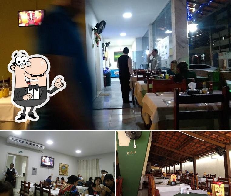 Sente em uma das mesas no Fortaleza Grill Restaurante