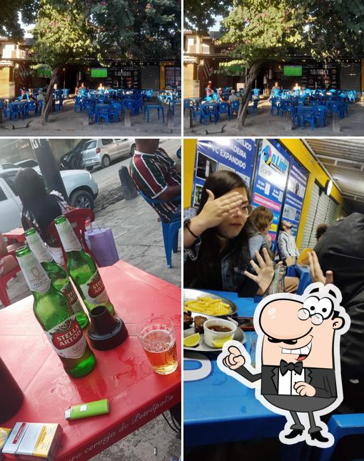 Esta é a imagem mostrando interior e comida no Taberna 91