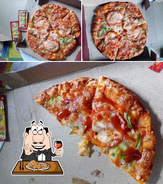 Try out pizza at Shree Muktanand Moti Mahal