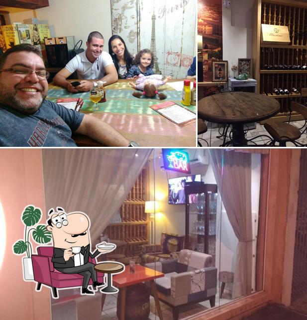 Sente em uma das mesas no Confraria Burger & Beer - Hamburgueria no ABC