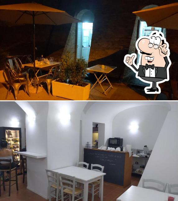 Gli interni di L'enoteca San Marcello