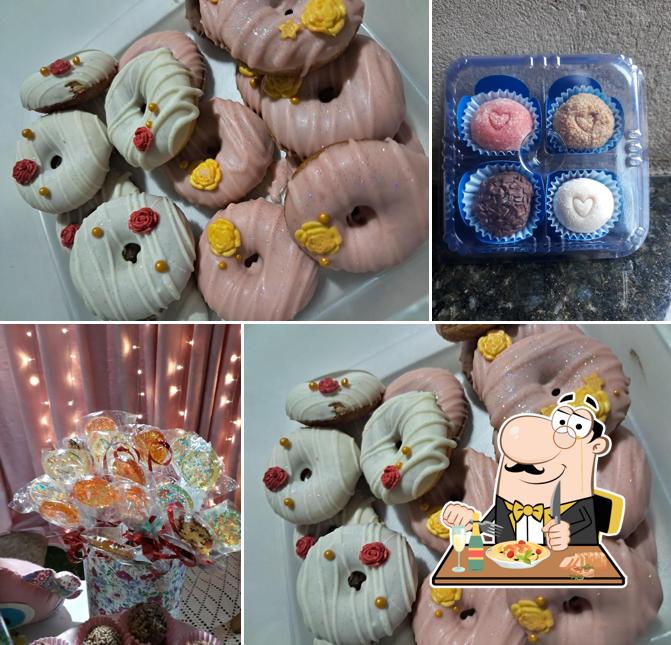 Comida em Doçuras em miniaturas, algodão-doce, cones, sobremesas, pirulitos, pudin, Donuts, pipoca, etc