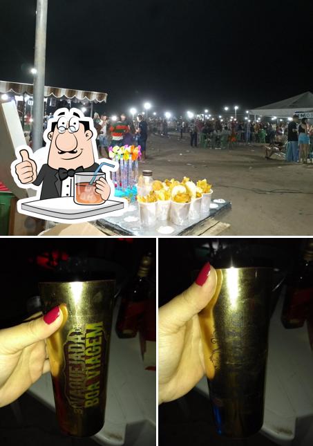 Tome uma bebida do menu