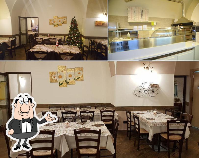 Tra le varie cose da L'Angolo della Pizza si possono trovare la interni e cibo