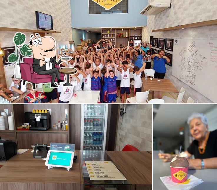 Sente em uma das mesas no il Sordo Gelato