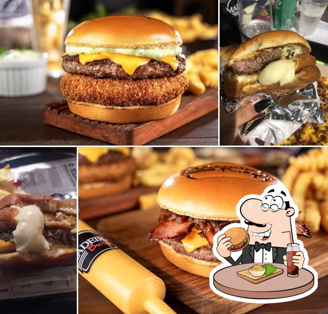 Experimente um dos hambúrgueres disponíveis no Nelsão Burger