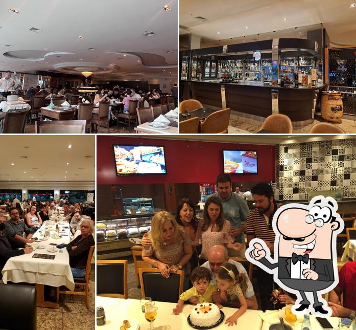 Sente em uma das mesas no Vivano Steak