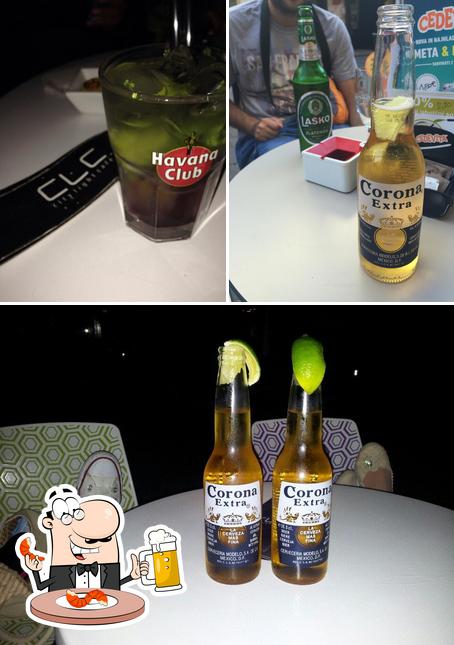 Puoi ordinare un rinfrescante bicchiere di birra chiara o scura