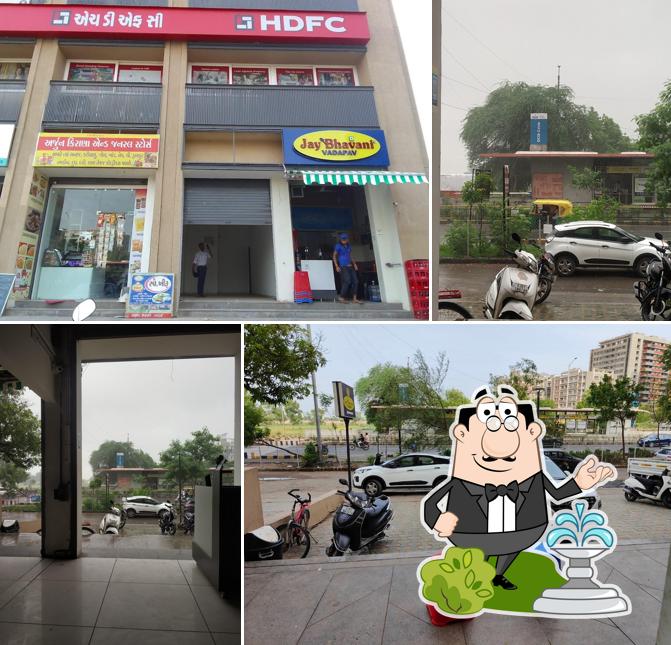 The exterior of Jai Bhavani Vadapav, Zundal Circle, Sharan Circle