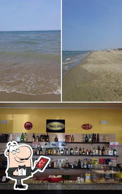 Dai un’occhiata alla immagine che mostra la esterno e bancone da bar di Bar Carla