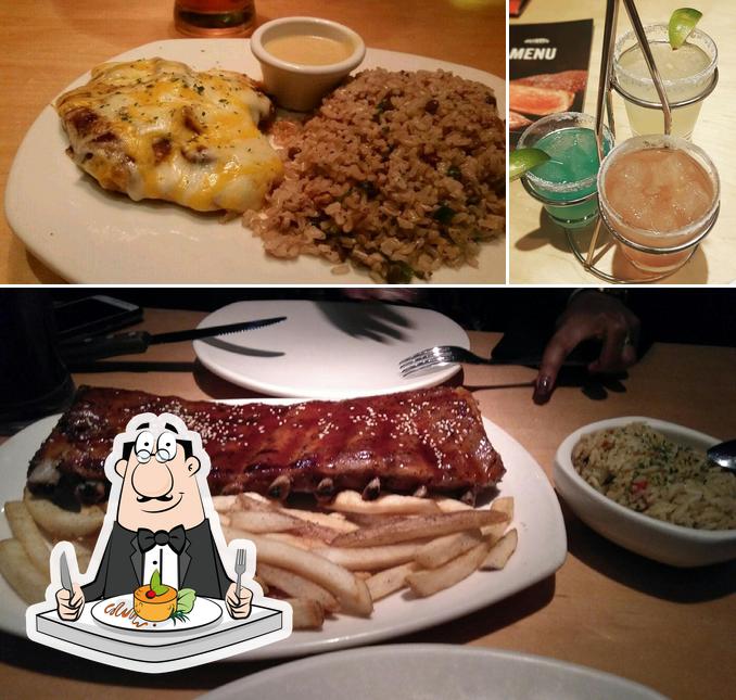 Entre diferentes coisas, comida e álcool podem ser encontrados no Outback Steakhouse