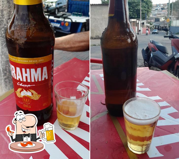 Desfute uma tulipa de cerveja leve ou escura