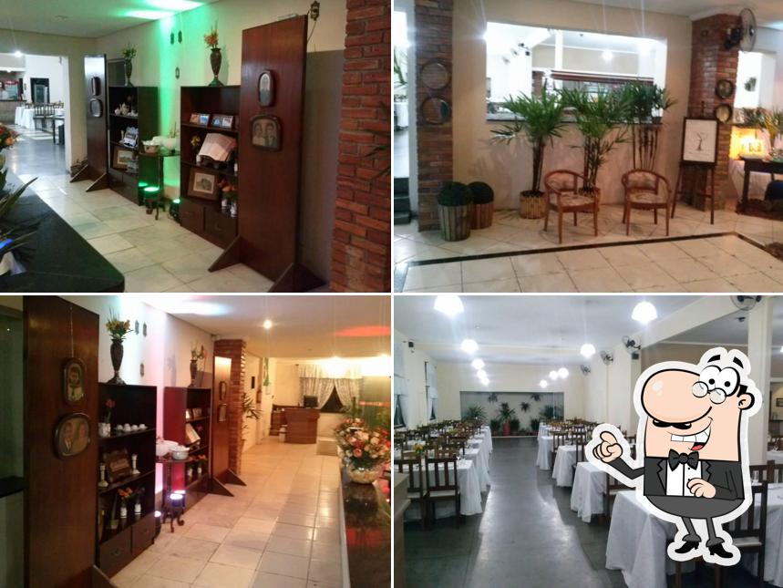 Sente em uma das mesas no Sabor Em Quilo