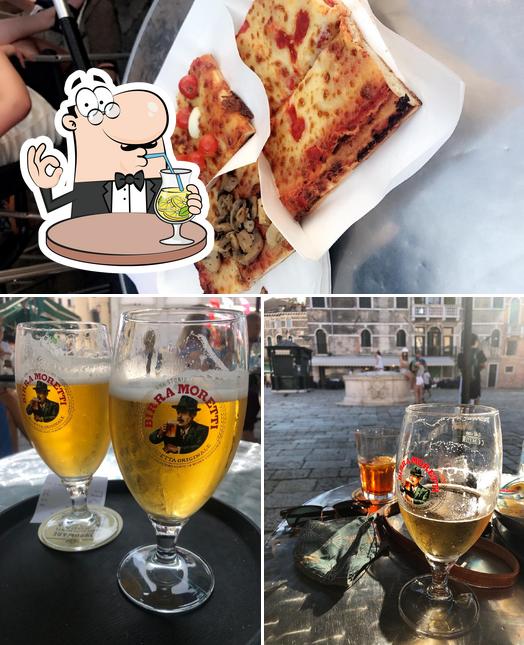 La foto della bevanda e pizza di Bar All'Orologio