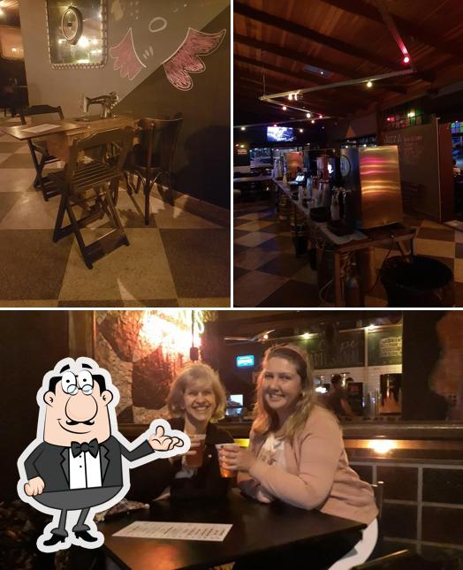 Sente em uma das mesas no Porks - Itupava