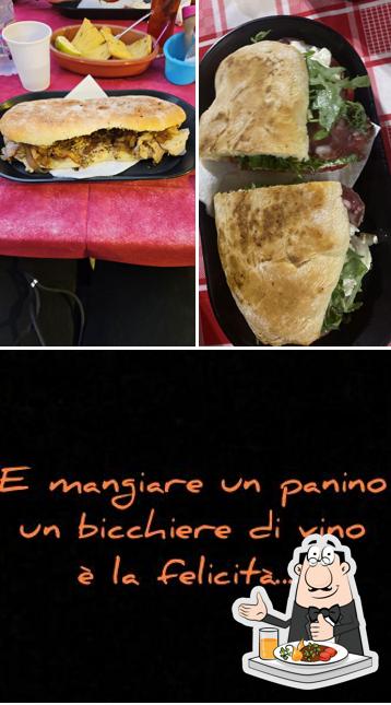 Guarda la foto che raffigura la cibo e lavagna di Tipikó Natural Food bottega tipica siciliana