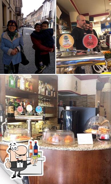 La foto della bancone da bar e esterno di Insolito Caffè