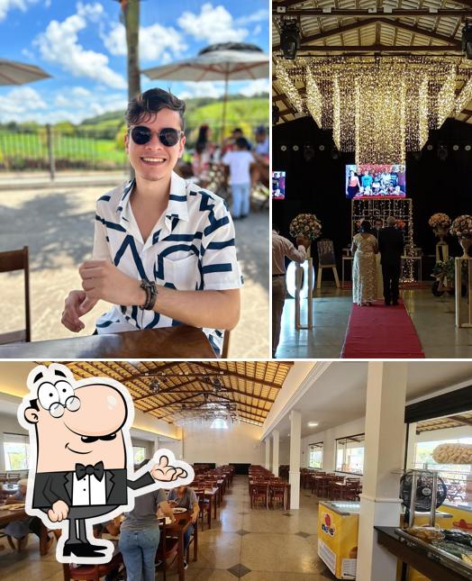 Sente em uma das mesas no Restaurante Prazer de Minas