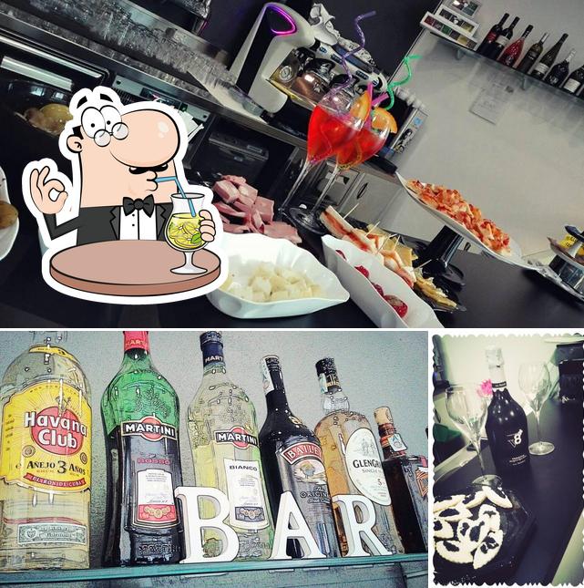 Tra le diverse cose da Bar Noir Caffè si possono trovare la bevanda e pizza