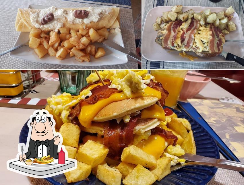 Assaggia un piatto di patatine a Divina's American Restaurant & Bakery