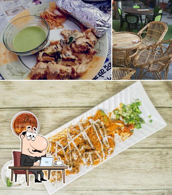 The interior of Momo N Chaap Planet